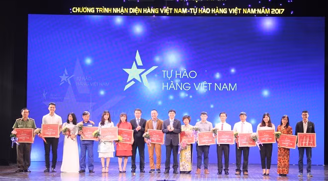 Các tác giả nhận giải chụp ảnh lưu niệm cùng Ban tổ chức.