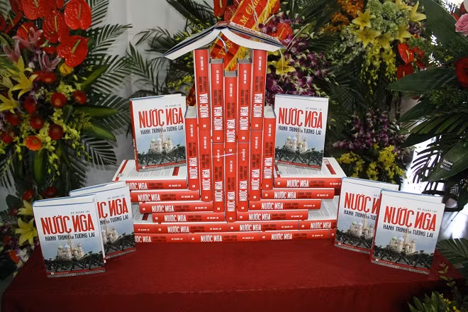 Cuốn sách "Nước Nga - Hành trình tới tương lai" của nhà báo Hồ Quang Lợi được trưng bày trong buổi lễ ra mắt. Cuốn sách "Nước Nga - Hành trình tới tương lai" của nhà báo Hồ Quang Lợi được trưng bày trong buổi lễ ra mắt.