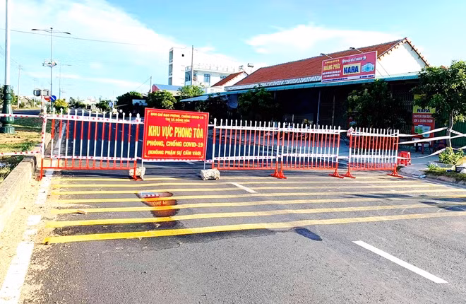 Rào chắn phong tỏa một khu dân cư ở phường Hòa Hiệp Trung, thị xã Đông Hòa.