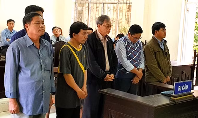 6 đối tượng tiếp tay làm sổ đỏ trái pháp luật đã bị xét xử về tội "Lợi dụng chức vụ quyền hạn trong khi thi hành công vụ"
