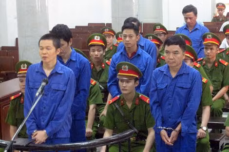 Bị cáo Bằng (ngoài cùng bên trái) và đồng phạm nghe Tòa tuyên án.