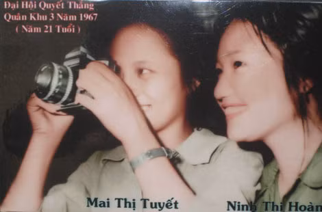 Mai Thị Tuyết và Ninh Thị Hoàn tại Đại hội Quyết thắng Quân khu 3/1967.