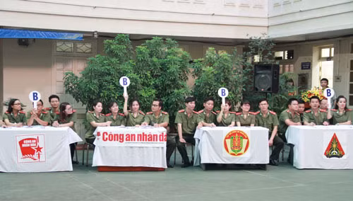 Các đội trả lời câu hỏi.