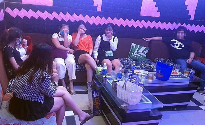 Một số khách trong quán karaoke khi lực lượng chức năng kiểm tra. Ảnh: C.A