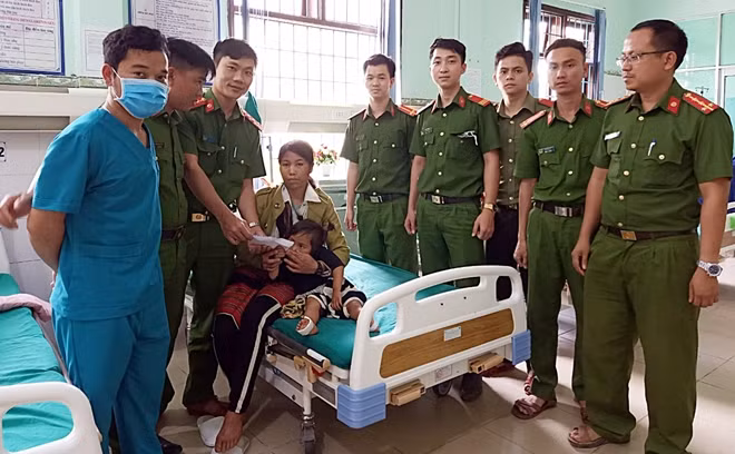Tuổi trẻ Công an huyện Tây Giang hỗ trợ kinh phí giúp cháu Tangôn Ngâm điều trị.