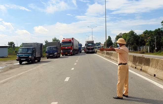 Lực lượng CSGT Quảng Nam làm nhiệm vụ tại chốt kiểm soát dịch trên QL1A khu vực dốc Sỏi, huyện Núi Thành, giáp ranh với huyện Bình Sơn, tỉnh Quảng Ngãi.