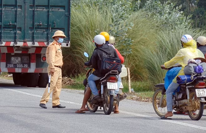 Lực lượng CSGT kiểm tra, yêu cầu quay đầu xe các phương tiện xe máy lưu thông trên QL1A từ Quảng Ngãi vào địa bàn tỉnh Quảng Nam.