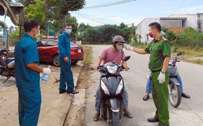Công an xã Tam Nghĩa, huyện Núi Thành làm nhiệm vụ tại chốt kiểm soát dịch trên địa bàn.