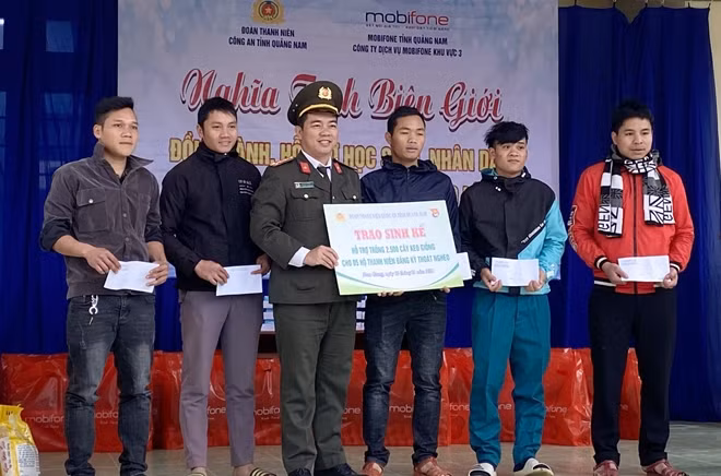 Đại diện Đoàn Thanh niên Công an tỉnh Quảng Nam trao sinh kế cho các hộ gia đình.