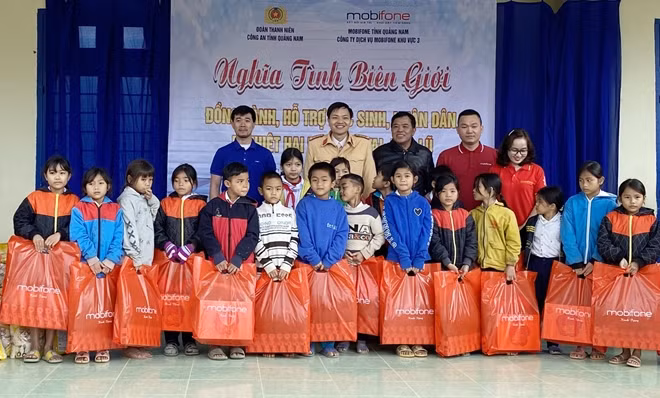 Tặng quà cho các em học sinh Trường Phổ thông dân tộc bán trú Tiểu học liên xã Đắc Pring - Đắc Pre.