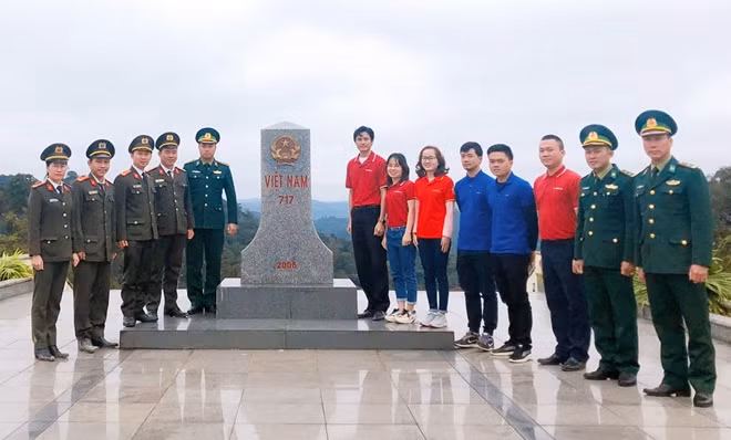 Các đoàn viên thanh niên tại cột mốc 717.