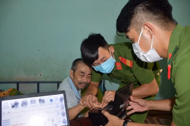 Lấy dấu vân tay để giải quyết hồ sơ cấp CCCD cho một cụ ông.
