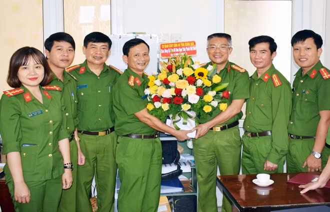 Đại tá Nguyễn Hà Lai tặng hoa chúc mừng cán bộ chiến sĩ Phòng Kỹ thuật hình sự Công an tỉnh Quảng Nam. Ảnh: V.T