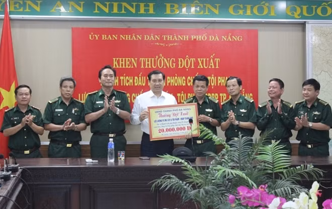 Chủ tịch UBND Huỳnh Đức Thơ trao thưởng 20 triệu đồng cho BĐBP Đà Nẵng.