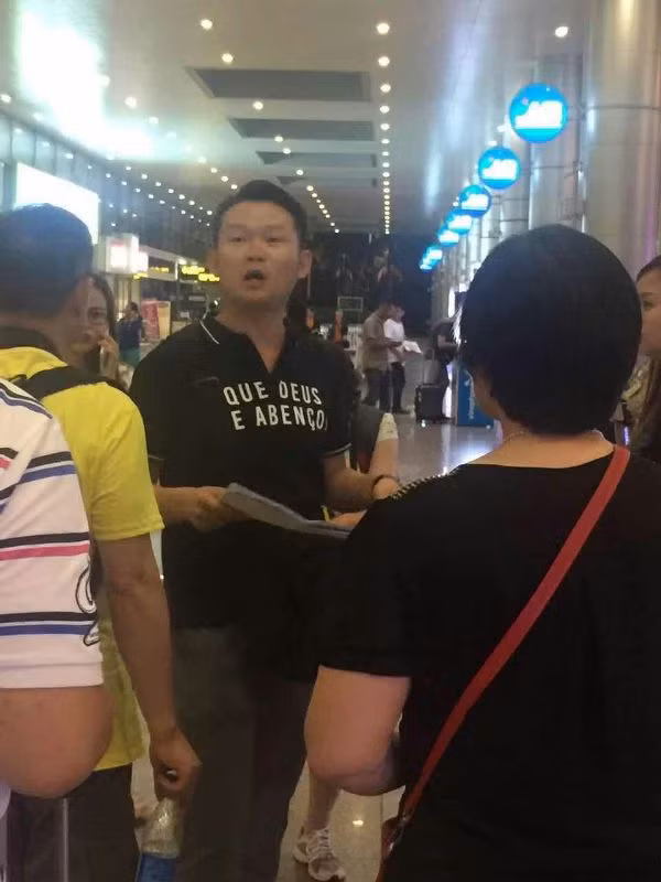 Một số người Trung Quốc hành nghề HDVDL "chui" tại Việt Nam.