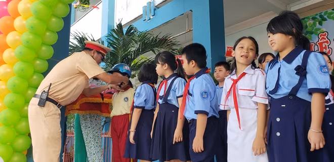 Hàng trăm mũ bảo hiểm đạt chuẩn được trao tặng cho các em học sinh