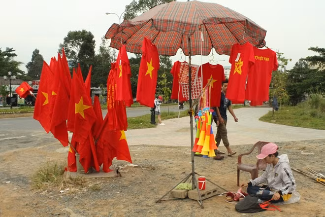 Không chỉ khu vực trung tâm bán cờ hoa cho các CĐV cổ vũ đội tuyển Việt Nam, mà khu vực vùng ven TP cũng tưng bừng những sắc cờ cho các CĐV