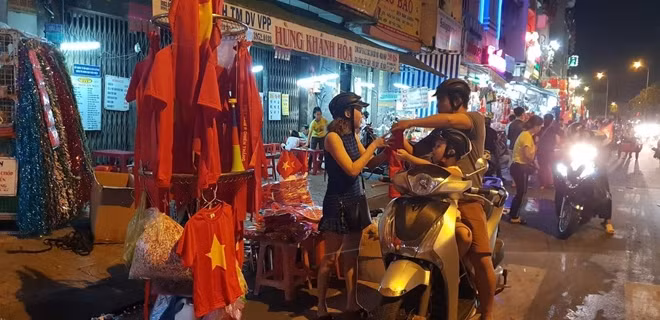 Chuẩn bị đồ nghề cổ vũ đội tuyển