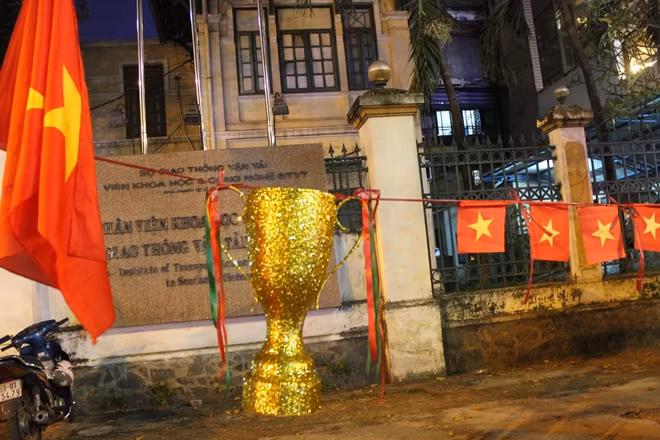 Chiếc cúp sẵn sàng cùng các CĐV xuống đường