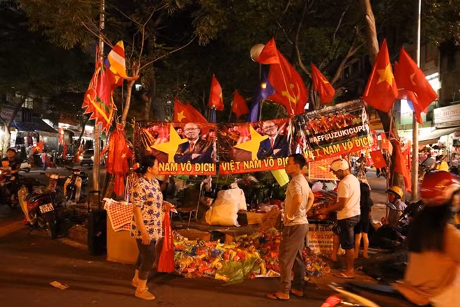 Hình ảnh thầy trò đội tuyển Việt Nam được treo trên đường phố