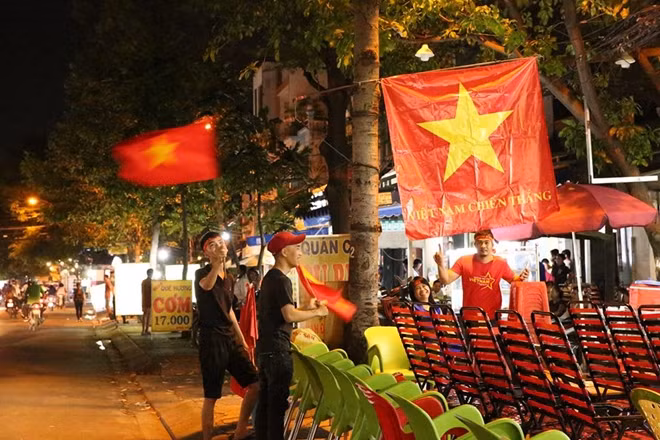 Các hàng quán tại TP Hồ Chí Minh trang hoàng đón khách