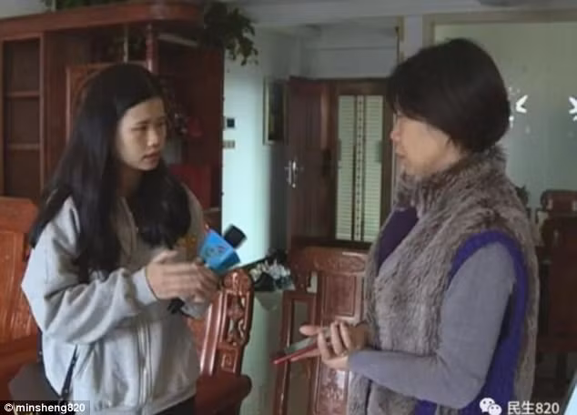 Cô ruột của Zhong nói phóng viên Đài truyền hình Mai Châu, bà tin cháu gái bị ép uống rượu và ngộ độc dẫn đến tử vong. Ảnh: Đài truyền hình Mai Châu
