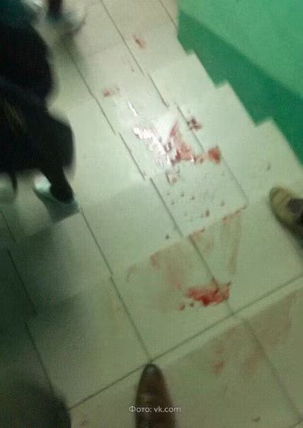 Nền gạch trường học số 127 loang lổ máu. Ảnh: TASS