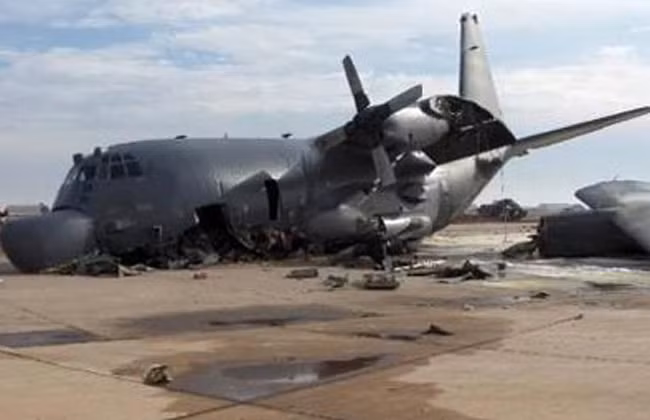 Chiếc máy bay vận tải C-130 vỡ nát sau vụ tai nạn. Ảnh: Albayan Chiếc máy bay vận tải C-130 vỡ nát sau vụ tai nạn. Ảnh: Albayan