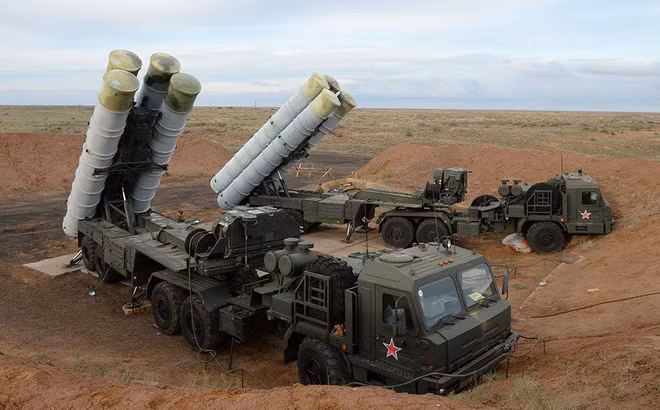 Hệ thống tên lửa S-400 của Không quân Vũ trụ Nga. Ảnh: TASS