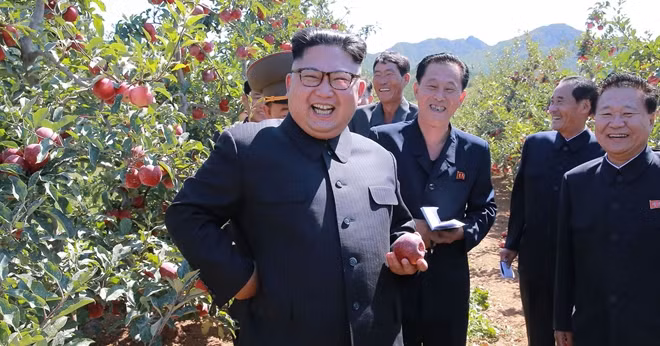 ...và Chủ tịch CHDCND Triều Tiên Kim Jong-un vui vẻ nhận lời. Ảnh: AFP