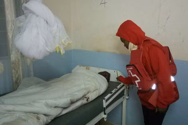 Một nạn nhân đang được chăm sóc sức khỏe tại bệnh viện Nakuru. Ảnh: Daily Nation