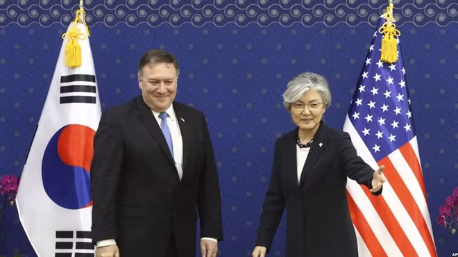 Ngoại trưởng Mỹ Mike Pompeo (bìa trái) và Ngoại trưởng Hàn Quốc Kang Kyung-wha. Ảnh: AP