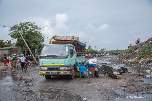 Người dân sơ tán khỏi bãi rác sau vụ tai nạn. Ảnh: Xinhua Người dân sơ tán khỏi bãi rác sau vụ tai nạn. Ảnh: Xinhua