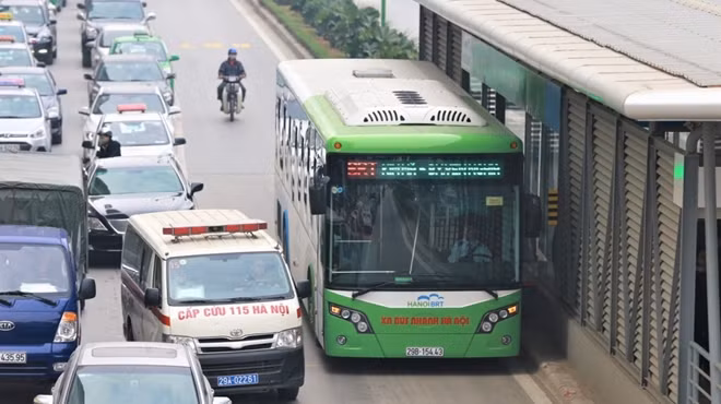 Cuối tháng 2, trung tâm Quản lý và điều hành giao thông đô thị đề xuất các tuyến buýt thường được đi vào làn đường dành riêng cho BRT từ 4h đến 23h hằng ngày