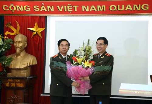 Thượng tướng Đặng Văn Hiếu, Ủy viên Trung ương Đảng, Thứ trưởng Thường trực Bộ Công an tặng hoa chúc mừng Báo CAND điện tử khai trương phiên bản mới.