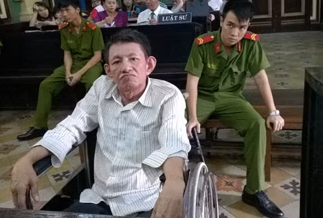 Bị cáo Vương ra tòa trên xe lăn. Bị cáo Vương ra tòa trên xe lăn.