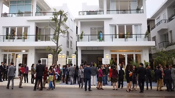 Đông đảo nhà đầu tư Hà Nội tham quan biệt thự mẫu FLC L’Amoura vào cuối tháng 11/2015.