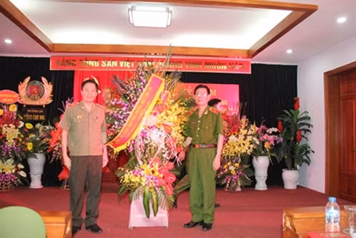 Thiếu tướng Nguyễn Thanh Tuấn, Phó Chánh văn phòng Bộ Công an tặng hoa chúc mừnglực lượng Tham mưu Tổng cục VIII.