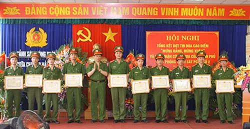 PCCC số 2 đón nhận cờ thi đua của Chính phủ.