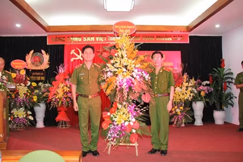 Trung tướng Nguyễn Ngọc Bằng, Tổng cục trưởng Tổng cục VIII tặng hoa chúc mừng lực lượng Tham mưu Tổng cục VIII.