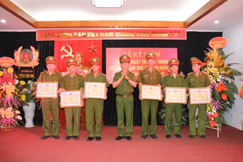 Trung tướng Nguyễn Ngọc Bằng, Tổng cục trưởng Tổng cục VIII trao Bằng khen của Bộ Công an tặng các tập thể, cá nhân.