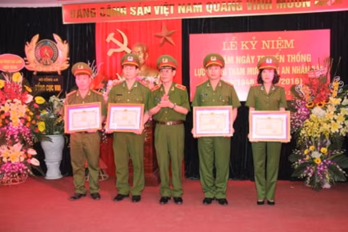 Thiếu tướng Phạm Quốc Huỳnh, Cục trưởng Cục Tham mưu tặng Giấy khen của Cục cho các tập thể, cá nhân.