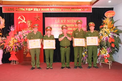 Thiếu tướng Nguyễn Văn Lý, Phó Tổng cục trưởng Tổng cục VIII trao Bằng khen của Tổng cục tặng các tập thể, cá nhân.