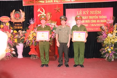 Thiếu tướng Nguyễn Thanh Tuấn, Phó Chánh Văn phòng Bộ trao Giấy khen của Văn phòng Bộ cho các tập thể, cá nhân có thành tích xuất sắc.