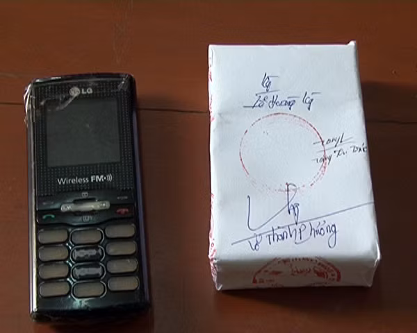 Đối tượng Kỳ cùng tang vật tại Công an TP Quảng Ngãi.