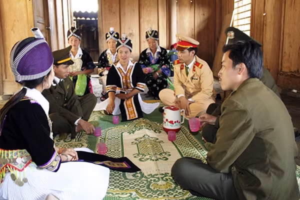 Công an các huyện miền Tây Nghệ An luôn hướng về cơ sở, bám sát địa bàn cùng bà con địa phương xây dựng bản làng bình yên, phát triển.
