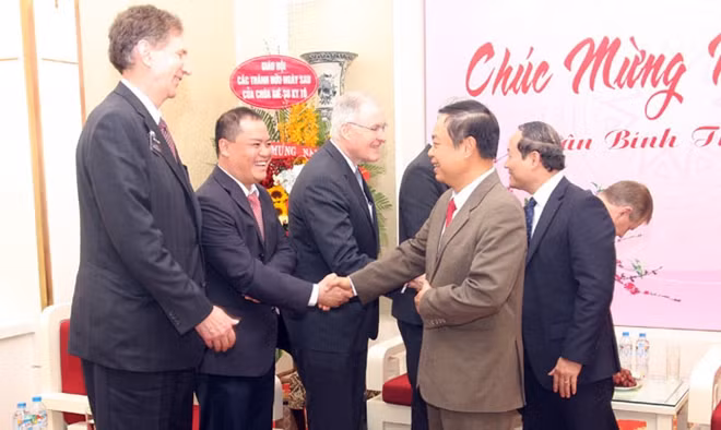 Thứ trưởng Phạm Dũng trao đổi với các đại biểu tại buổi tiếp.