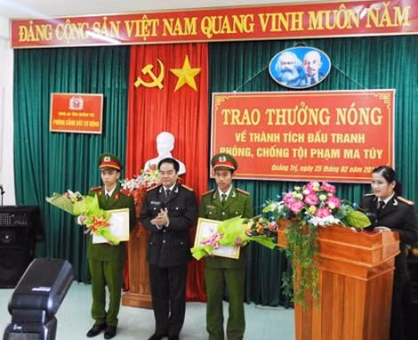 Khen thưởng các cá nhân trực tiếp bắt được đối tượng Đức.