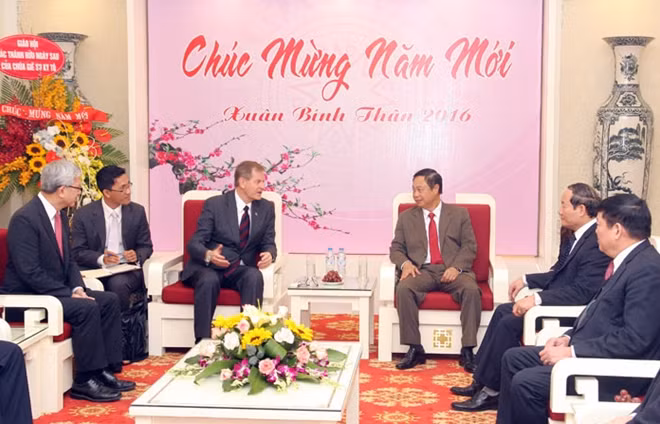 Thứ trưởng Phạm Dũng cùng ông Gary E. Stevenson – Vị sứ đồ của Giáo hội tại buổi tiếp.