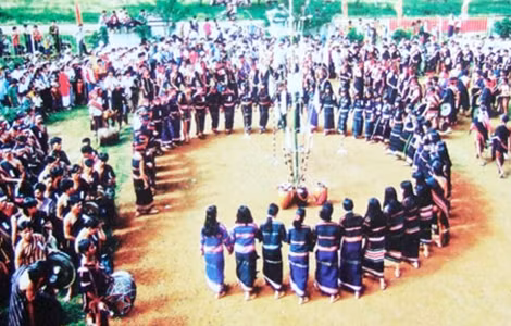 Những cô gái Gia-rai trong vòng xoang ngày hội.